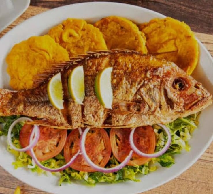 Pescado Entero Con Tostones/fried Fish Tostones.