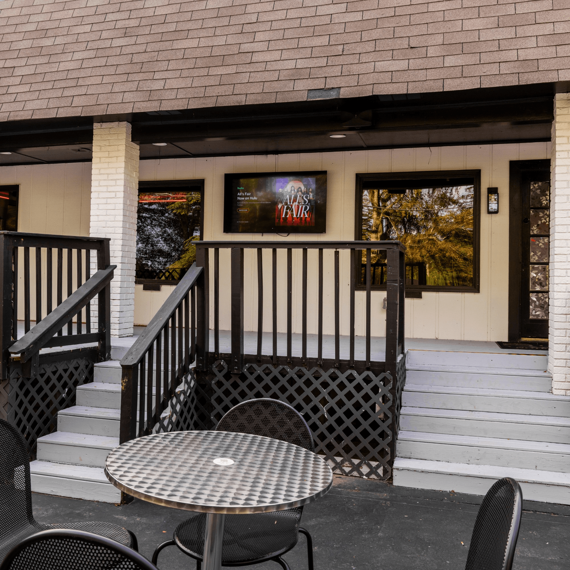 Frozen Notes Pizza & Karaoke Bar gallery image #4