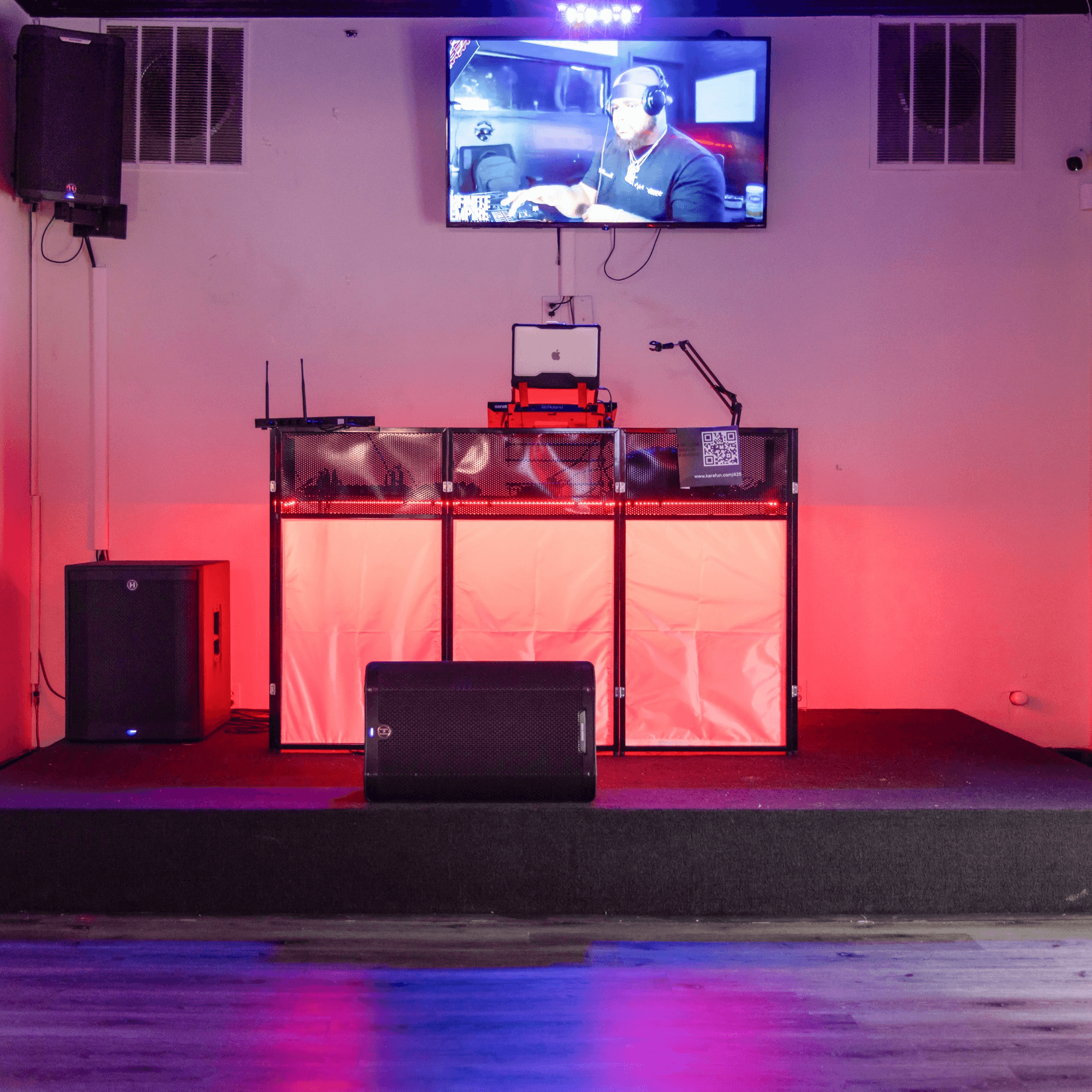 Frozen Notes Pizza & Karaoke Bar gallery image #9