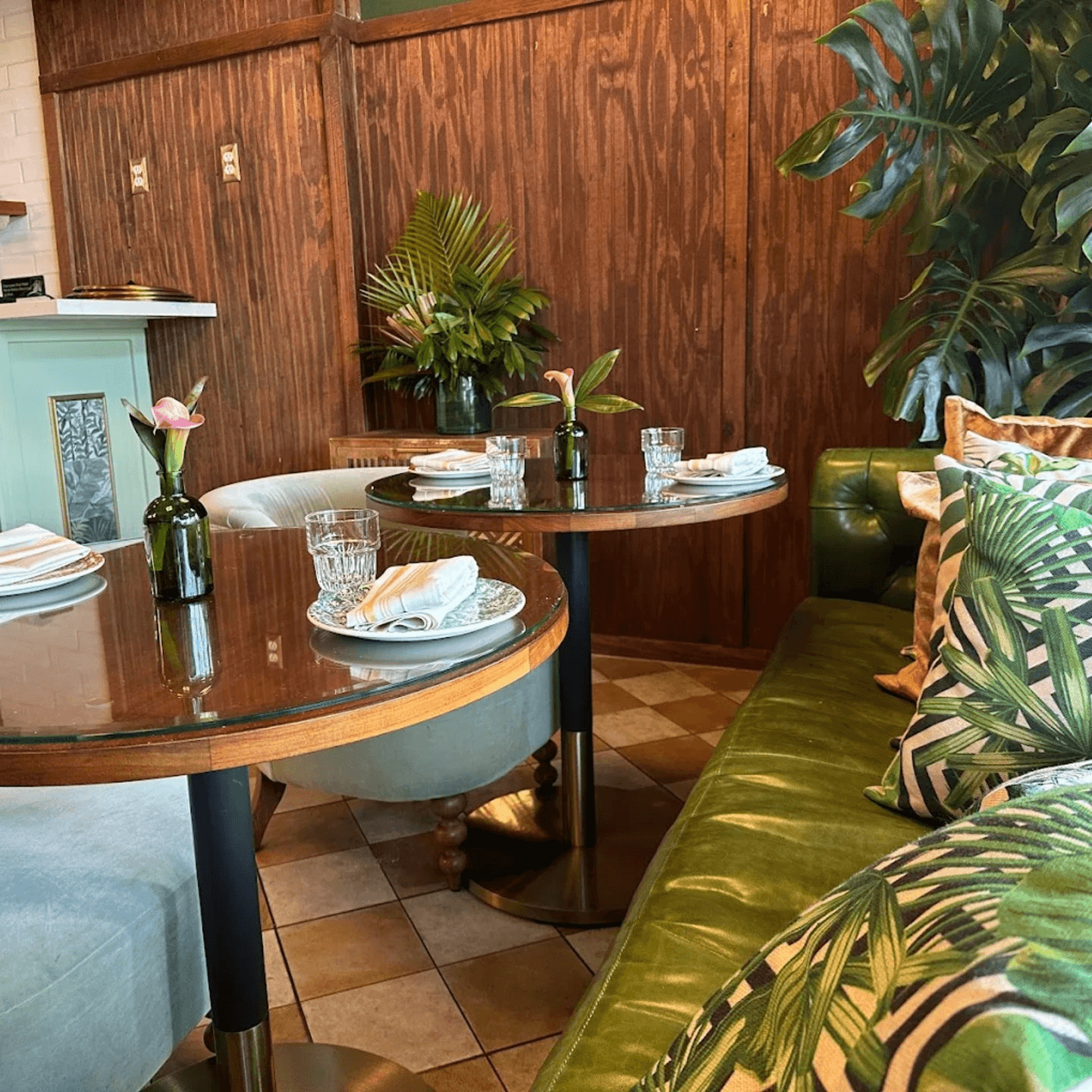 Relaxed Dining, Coastal Charm