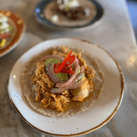 Tacos de Tinga De Pollo.