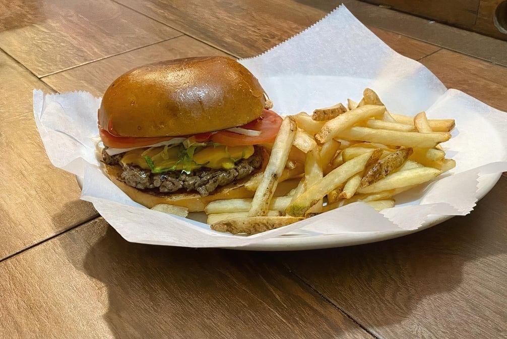 Hamburguesa Con Queso Y Papas Fritas / Cheeseburger and Fries.