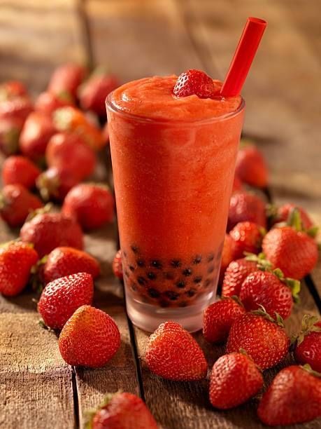 STRAWBERRY BOBA REFRESHER.