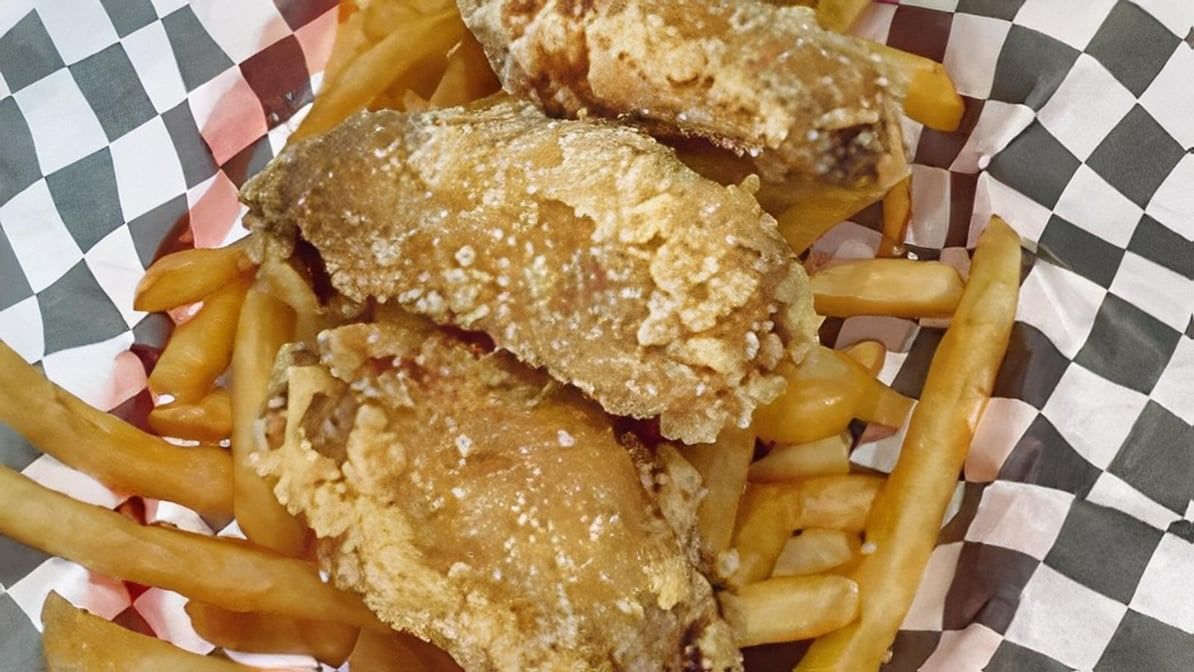 Kid Chicken Wings 4 Pcs w/Fries.