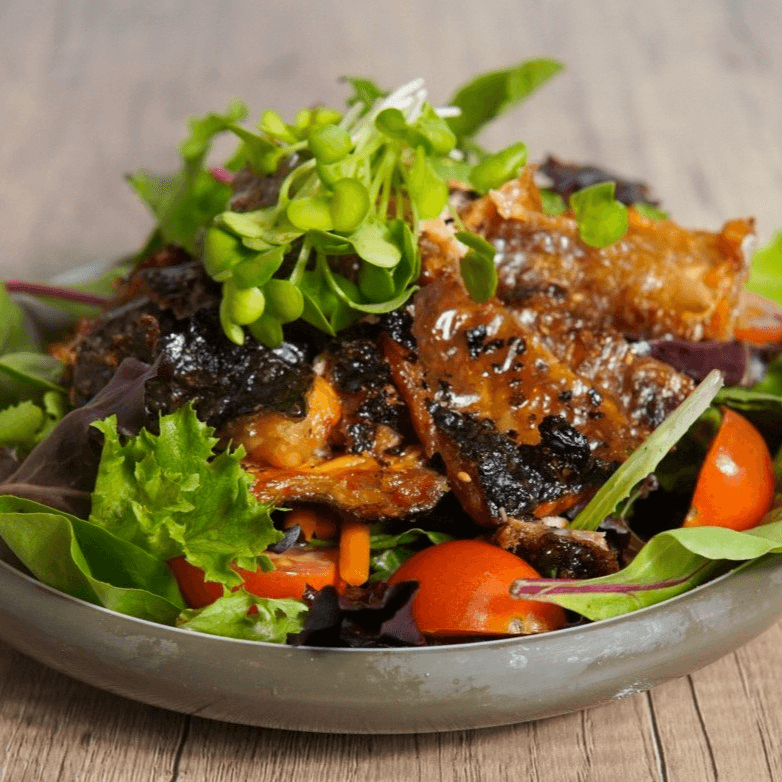 Crispy Salmon Skin Salad　クリスピーサーモンスキンサラダ.