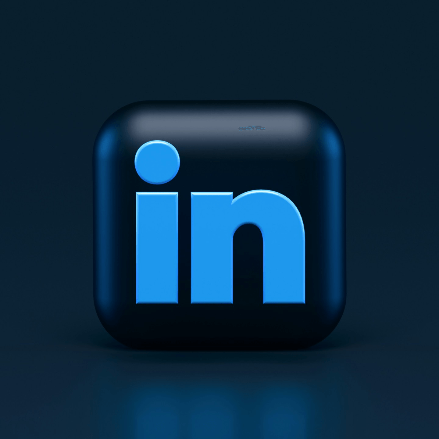 💼 LinkedIn: Behind the Brand