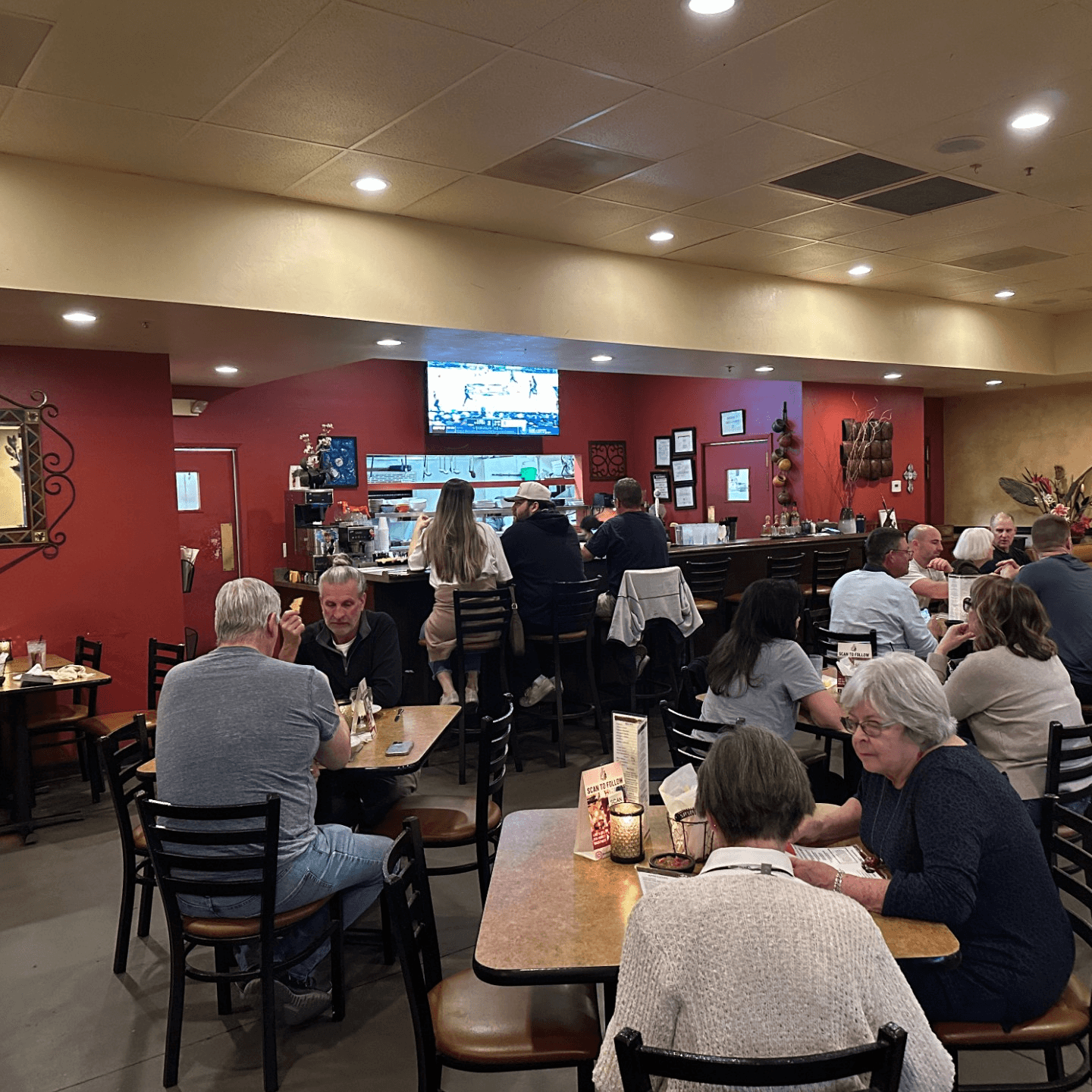 A Warm and Inviting Atmosphere 🍽️👨‍👩‍👧