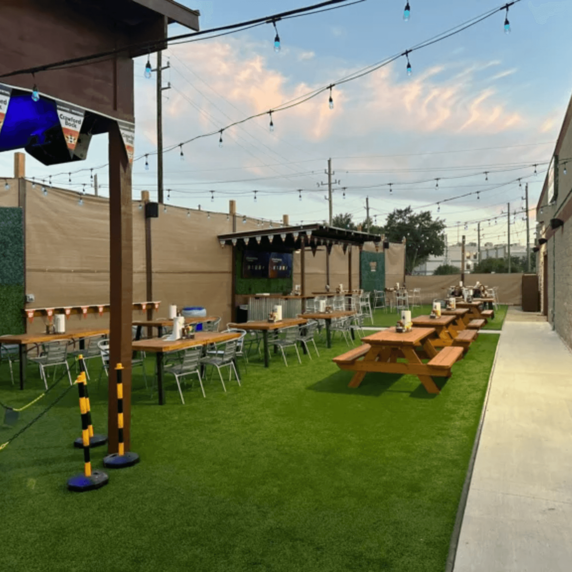 Wolfies Restaurant and Sports Bar gallery image #5