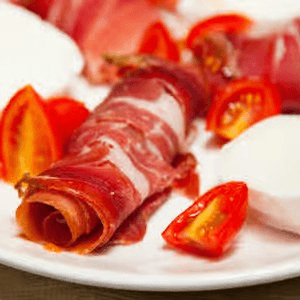 Prosciutto Ahumado Italiano Con Mozzarela De Bufala Y Tomates Cherry.