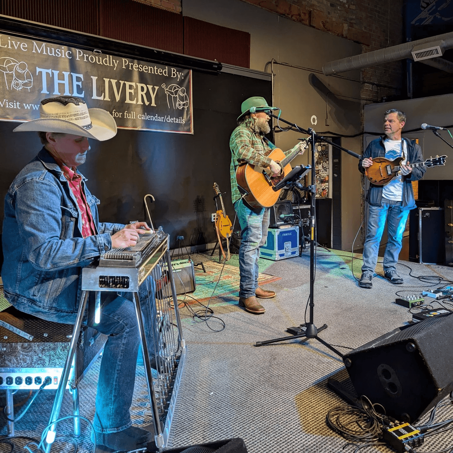 Cozy Dine-In & Live Music Vibes