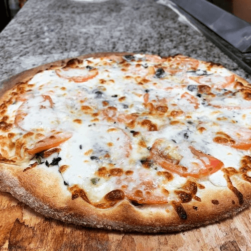 Ricotta, Mozzarella, Sliced Tomato, Fresh Garlic & Fresh Basil Pizza (Medium 12")