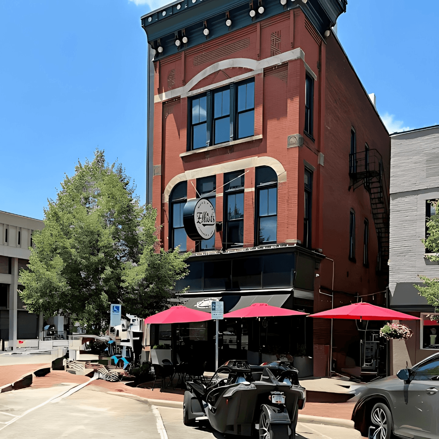 Welcome to Elliot’s Wood Fired Kitchen & Tap