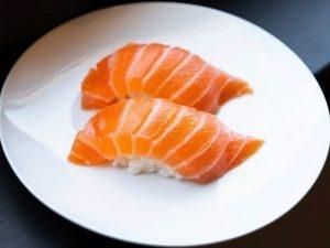 Salmon Sushi (2pcs).