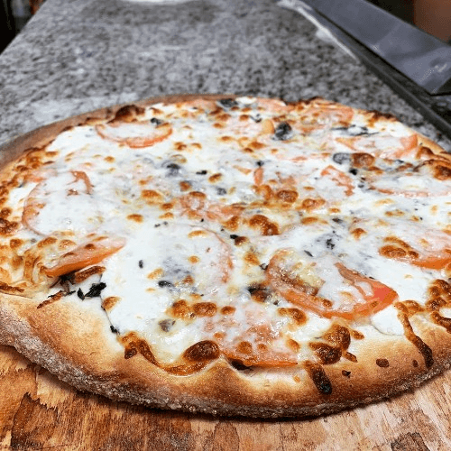 Ricotta, Mozzarella, Sliced Tomato, Fresh Garlic & Fresh Basil Pizza (Small 10")