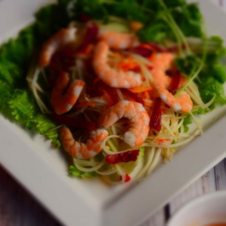 Papaya with Beef Jerkey Salad (Goi Du Du Xanh Kho Bo).
