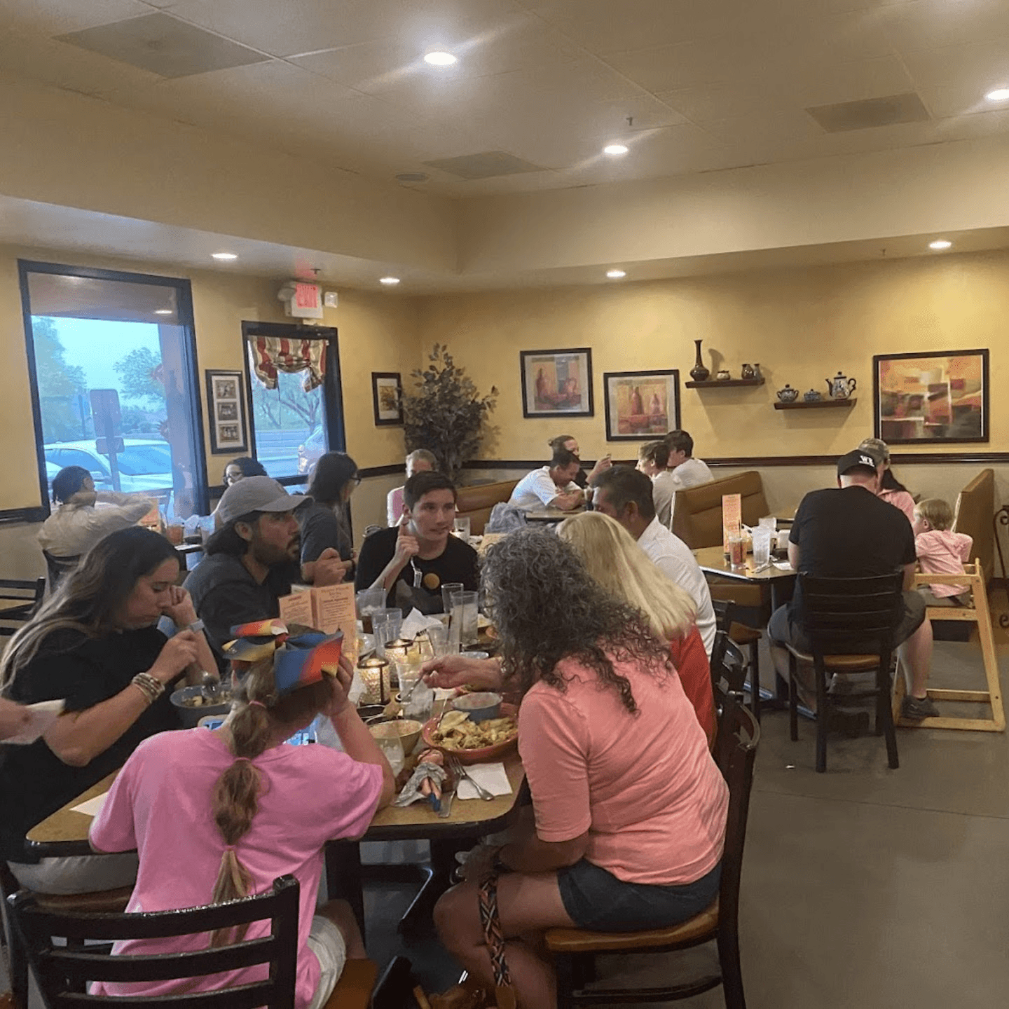 A Warm and Inviting Atmosphere 🍽️👨‍👩‍👧