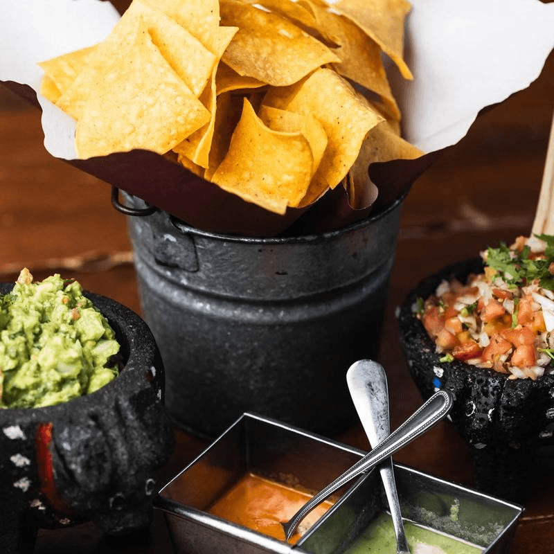 Guacamole, pico de gallo & chips.