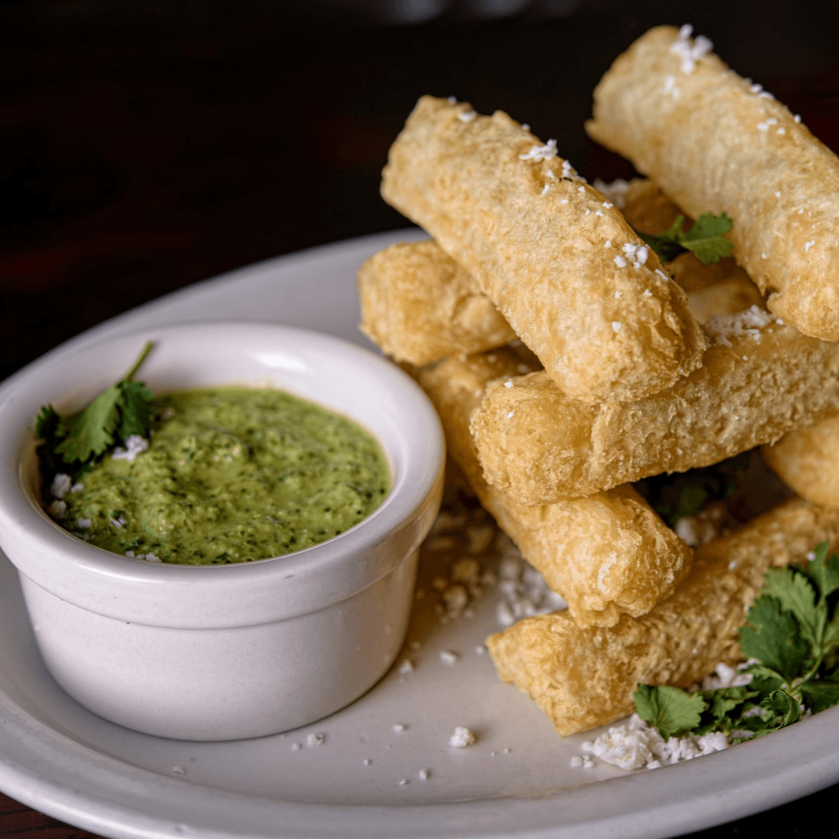 Yucca Frita con Salsa Verde.
