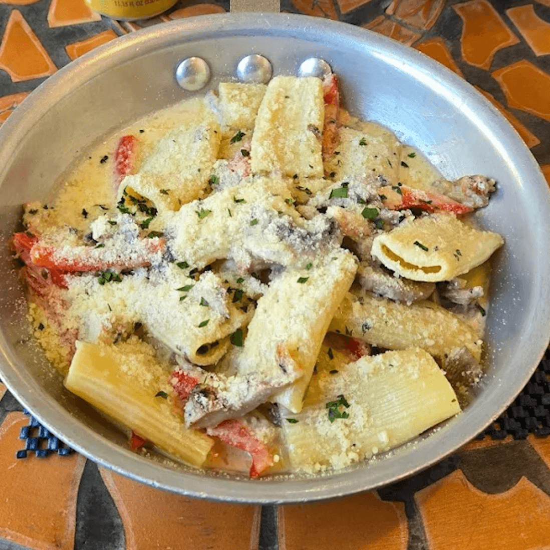 Tray of Rigatoni con Pollo.