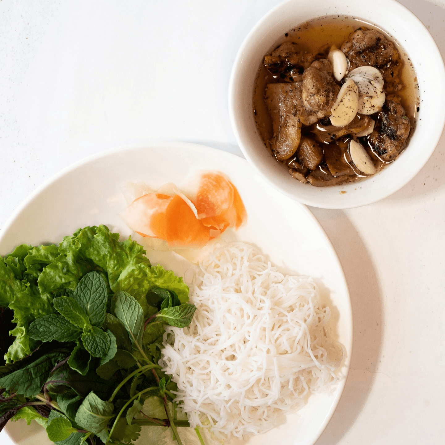 Vermicelli with grilled pork and lettuce.