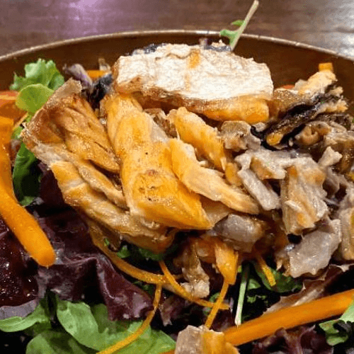 Crispy Salmon Skin Salad　クリスピーサーモンスキンサラダ