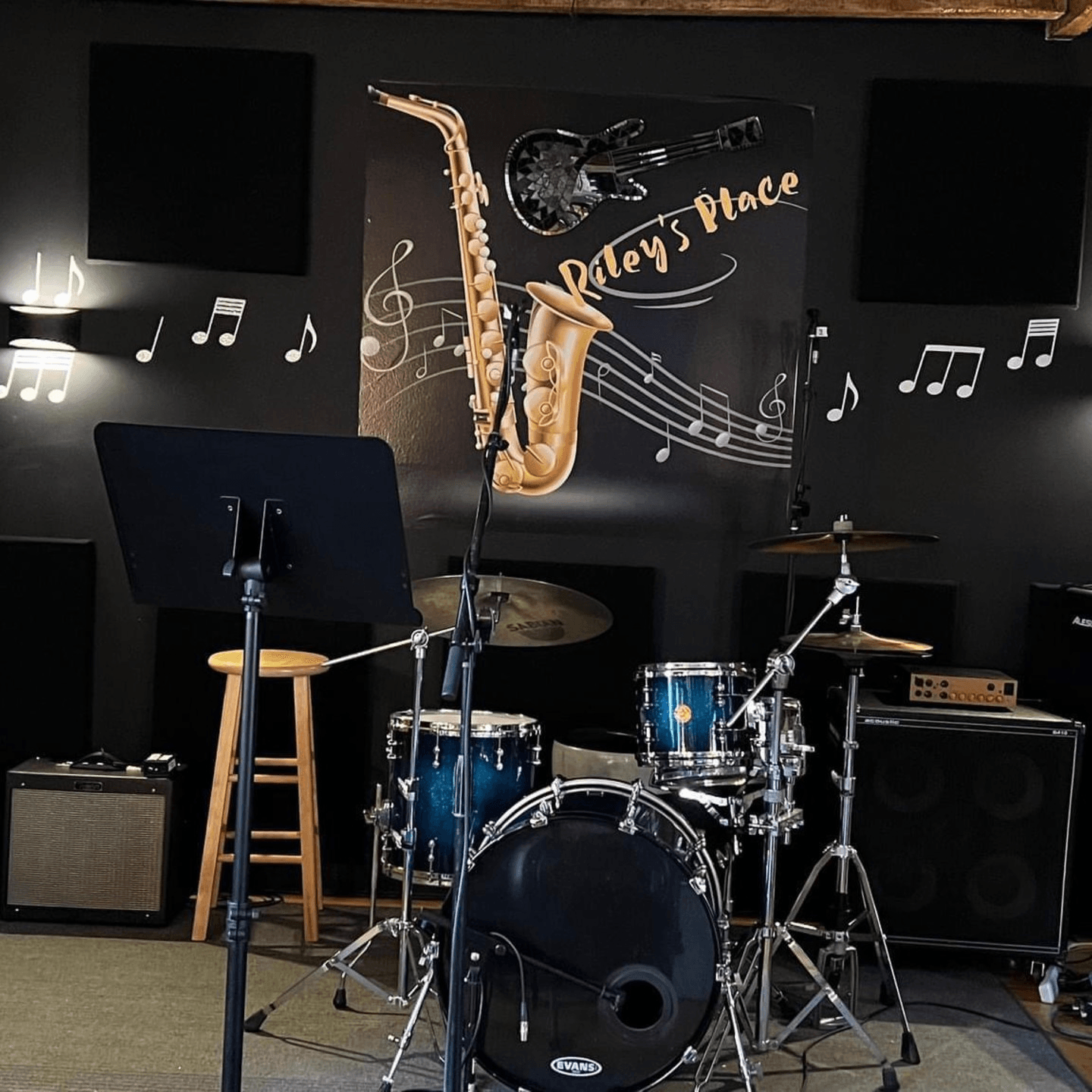 🎤 Open Mic Nights & Local Talent