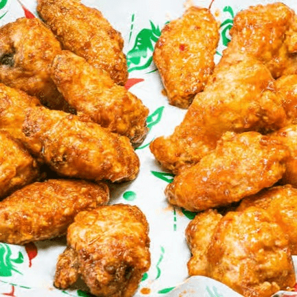 Medium Combo (16 Wings, 8 Drumsticks & Fries).