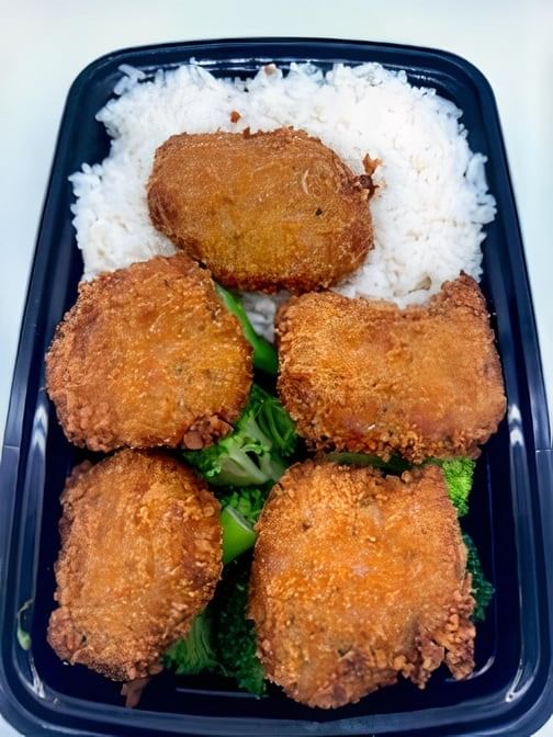 Crispy nuggets served with steamed broccoli lunch special.