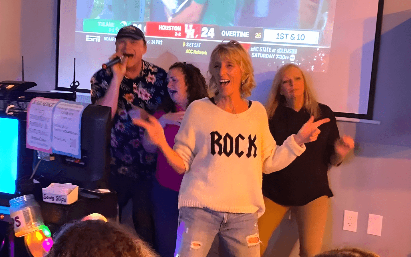 SATURDAYS: KARAOKE NIGHT