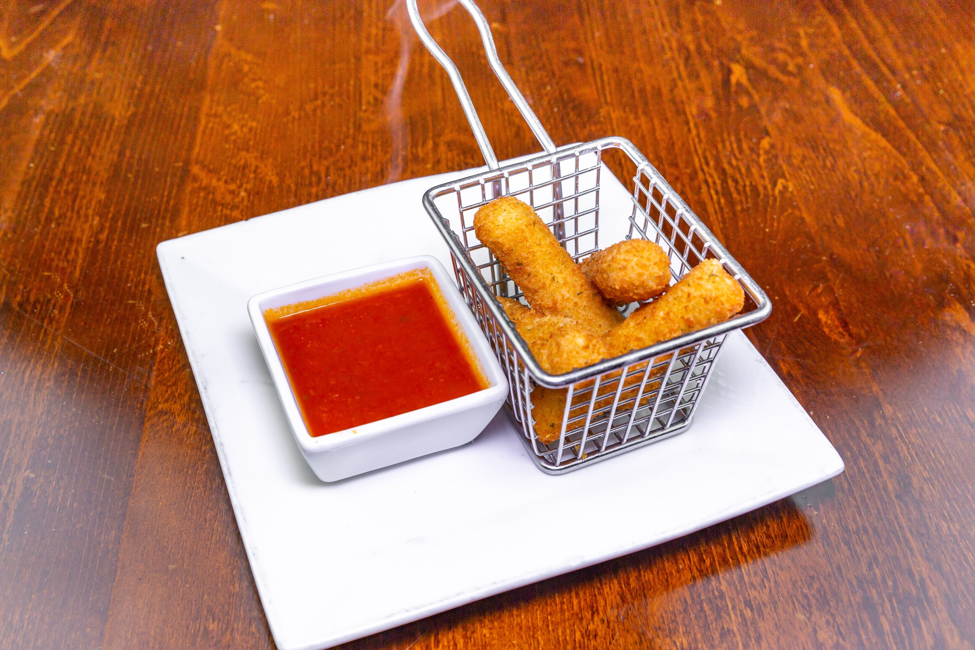 Mozzarella Sticks (4 Pieces).