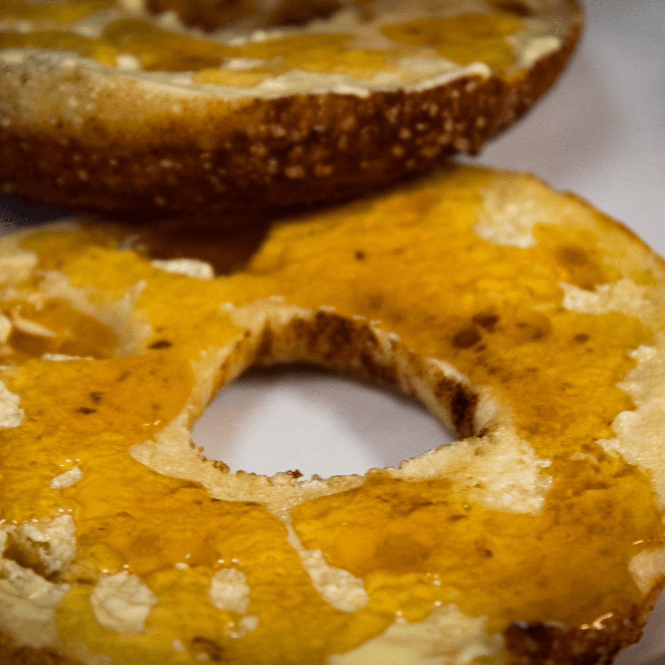 BAGEL W/HONEY.