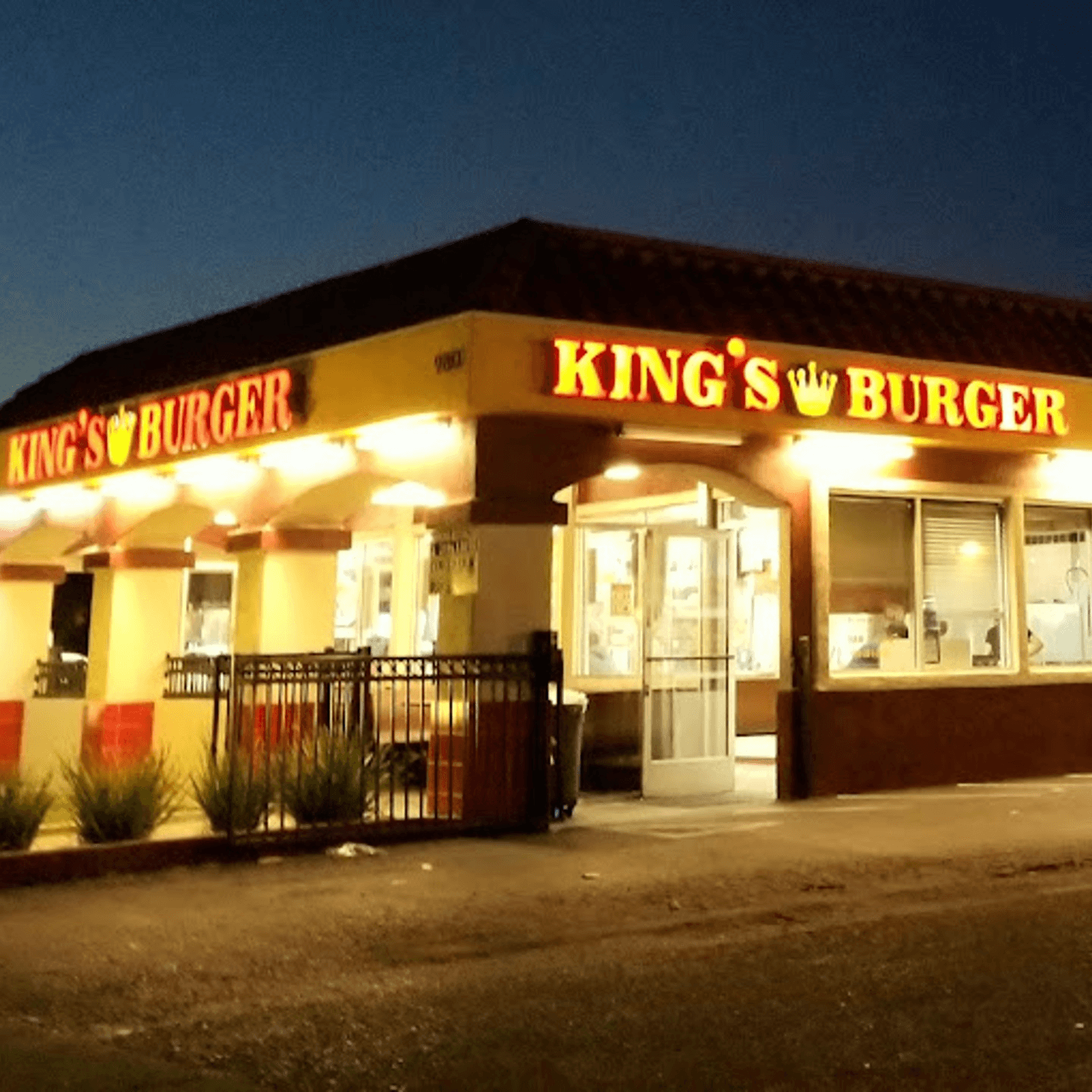 👑 King's Burger: Where Smiles and Burgers Reign!