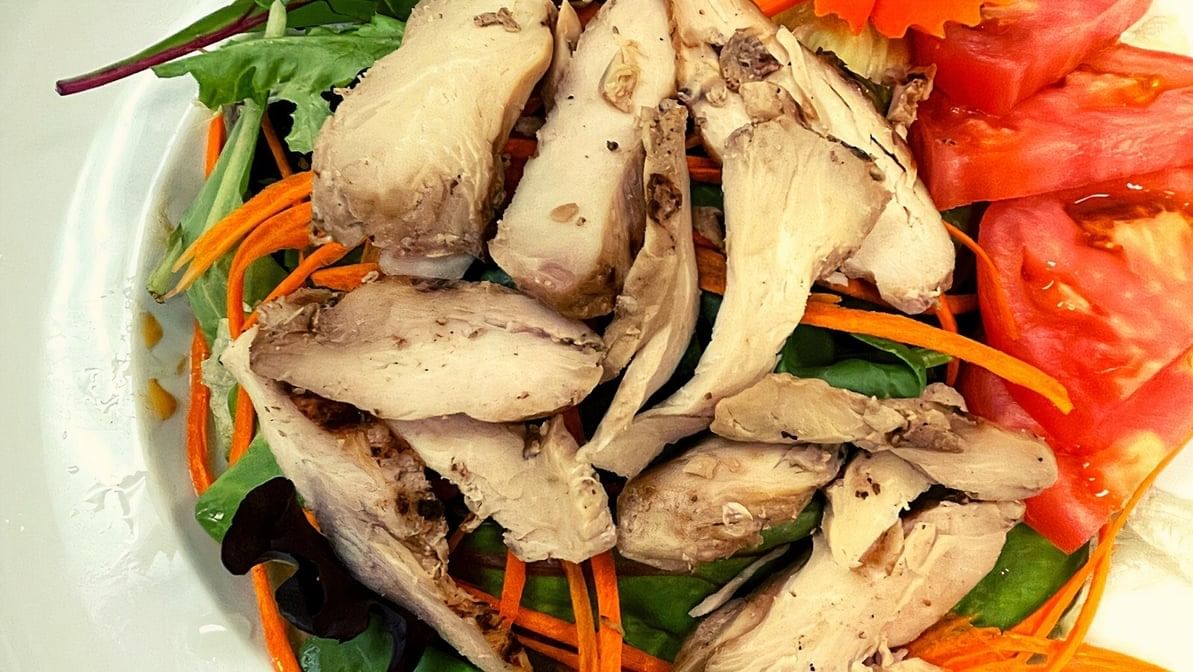 PLOY’S GRILLED CHICKEN SALAD.