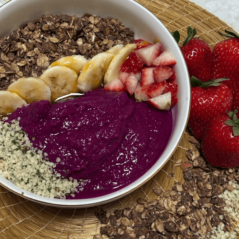 Pitaya bowl (dragon fruit).