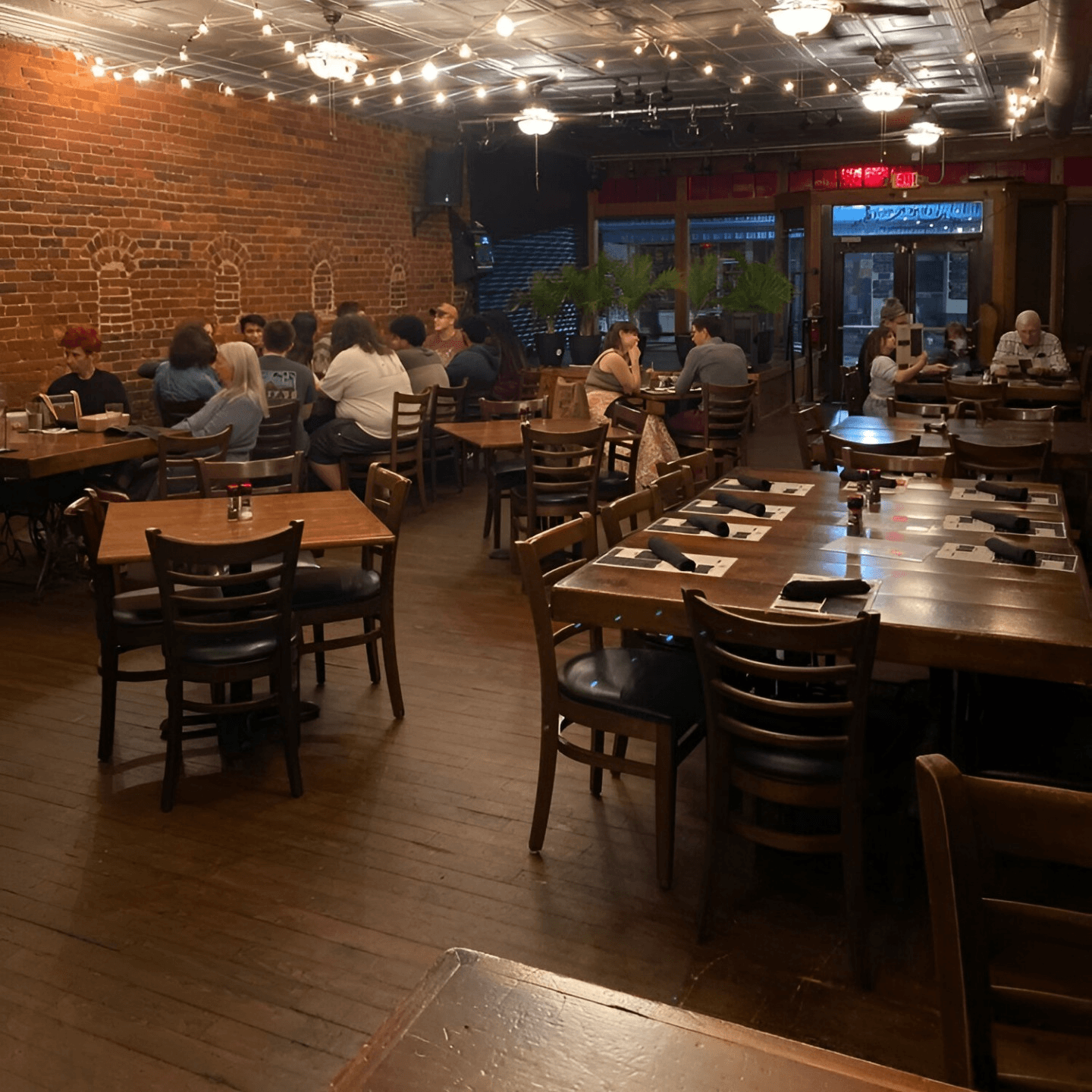 Relaxed Dining Experience 🍻
