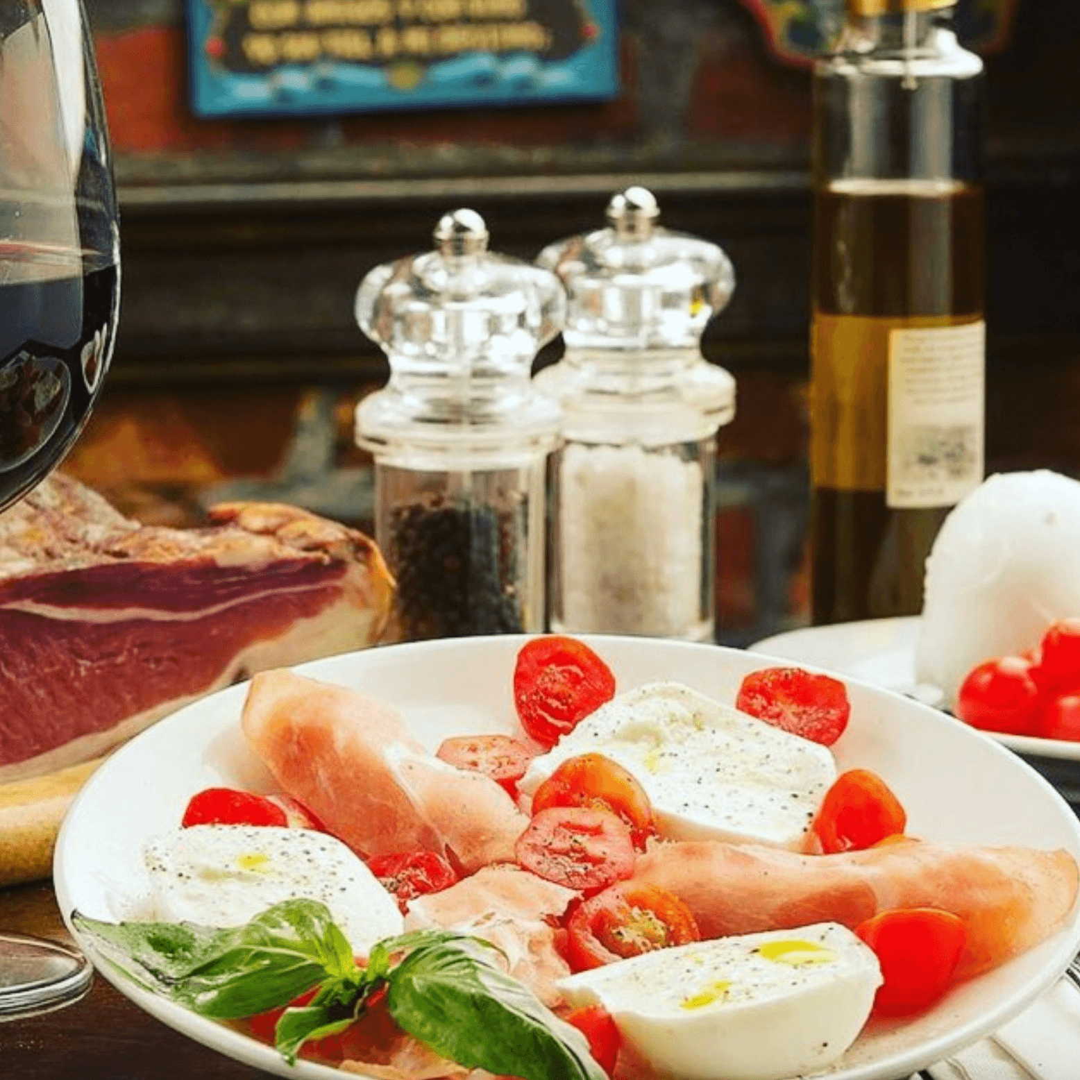 Burrata (Napolitana) Con Prosciutto Ahumado Italiano O Con Jamon Cocido Italiano.