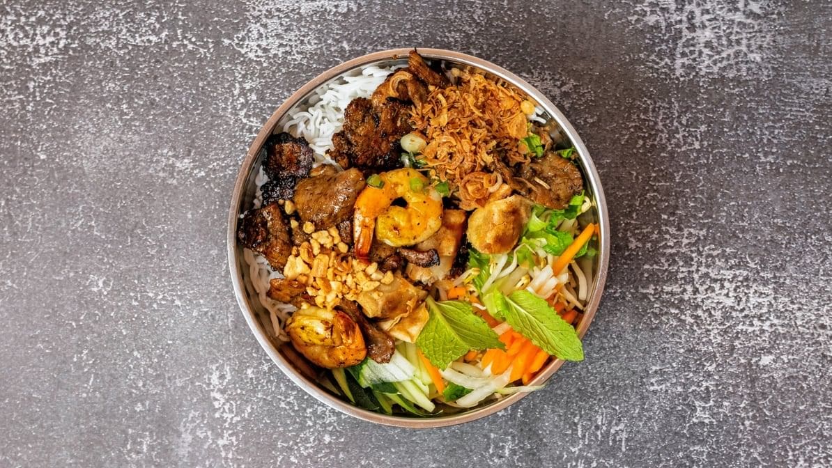 28. Bun Thit Nuong / Vermicelli Grilled Pork , Shrimp ,Egg Roll Fried.