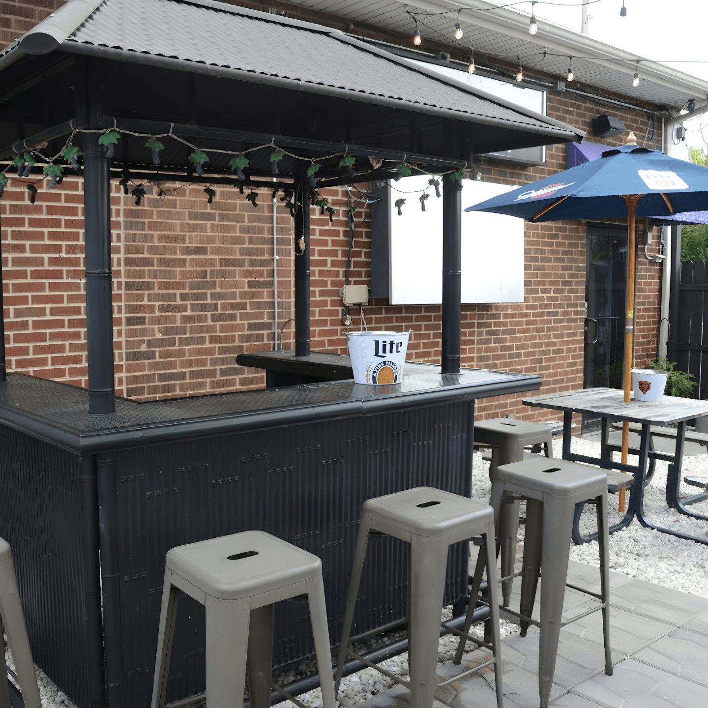 Live Music & Outdoor Seating