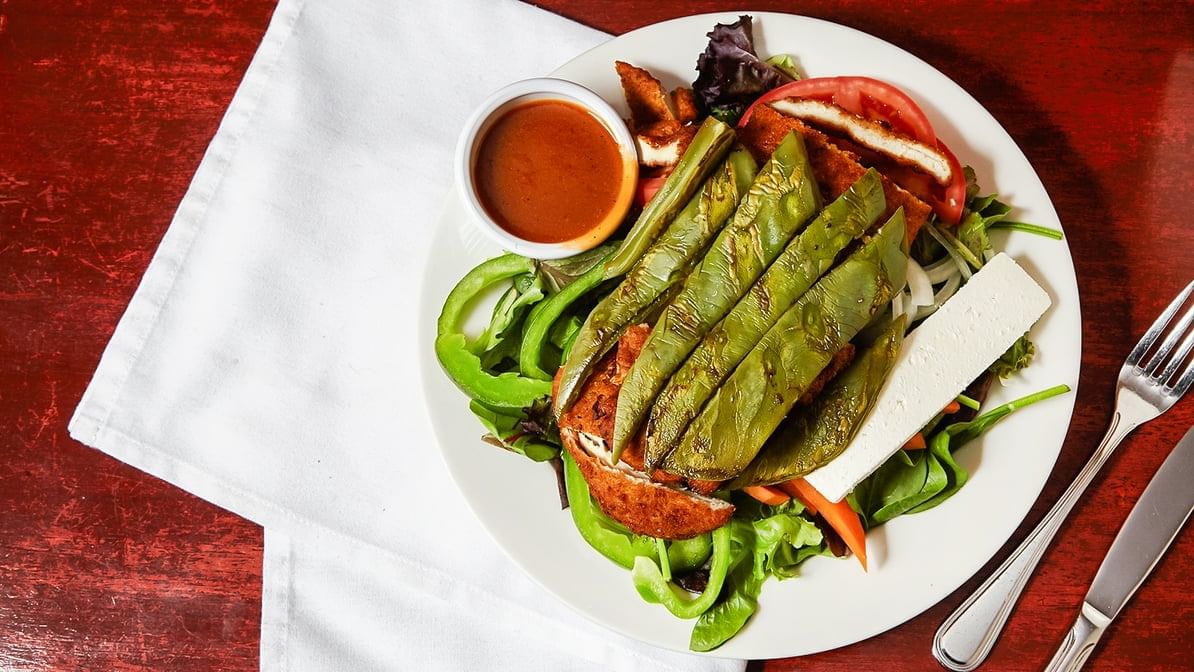 29. Ensalada De Nopales a La Braza Con Milanesa De Pollo.