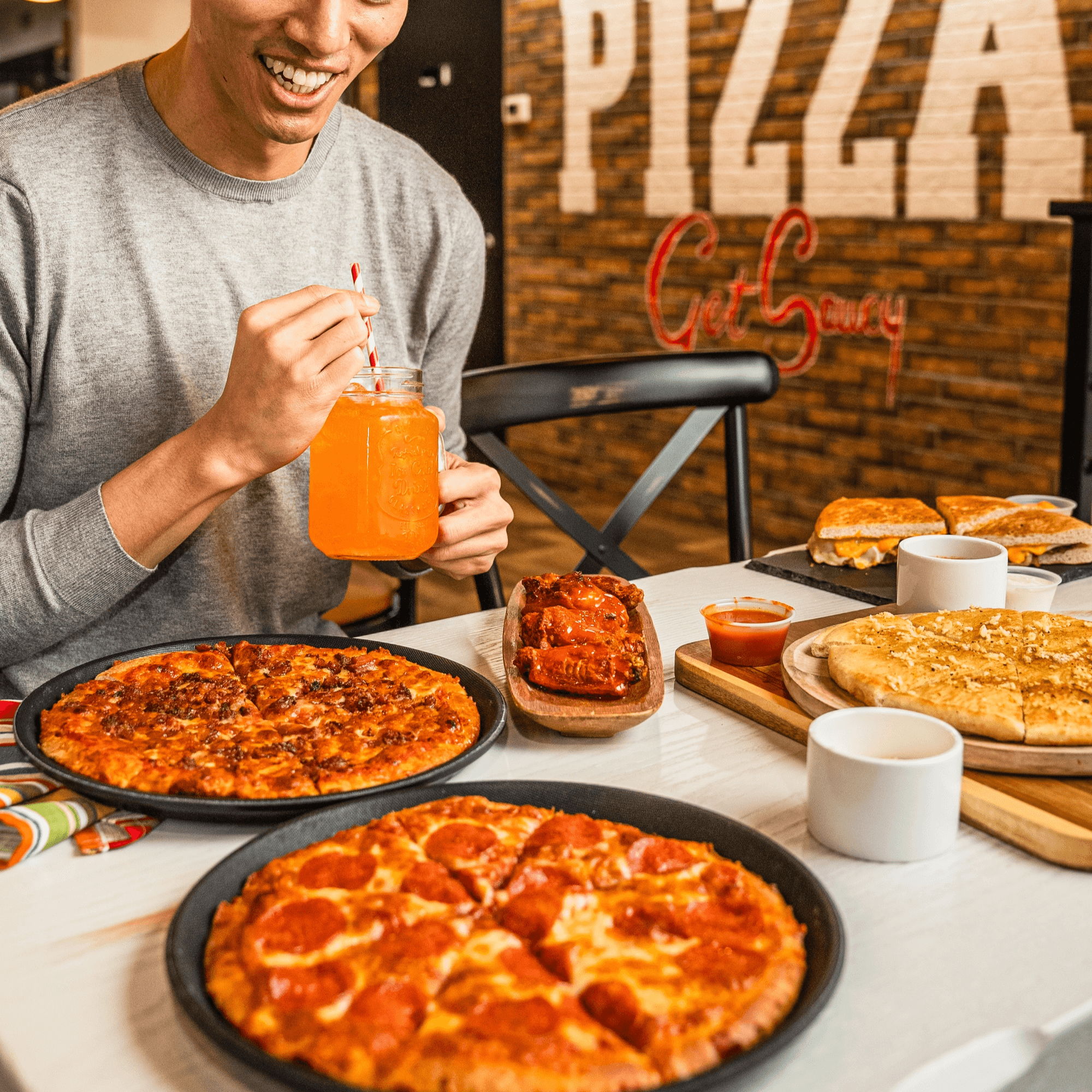 Singas Famous Pizza gallery image #3