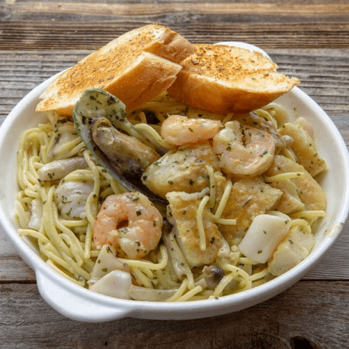 B07 Seafood Spaghetti in Basil Cream Sauce with Garlic Bread 法式青醬海鮮燴