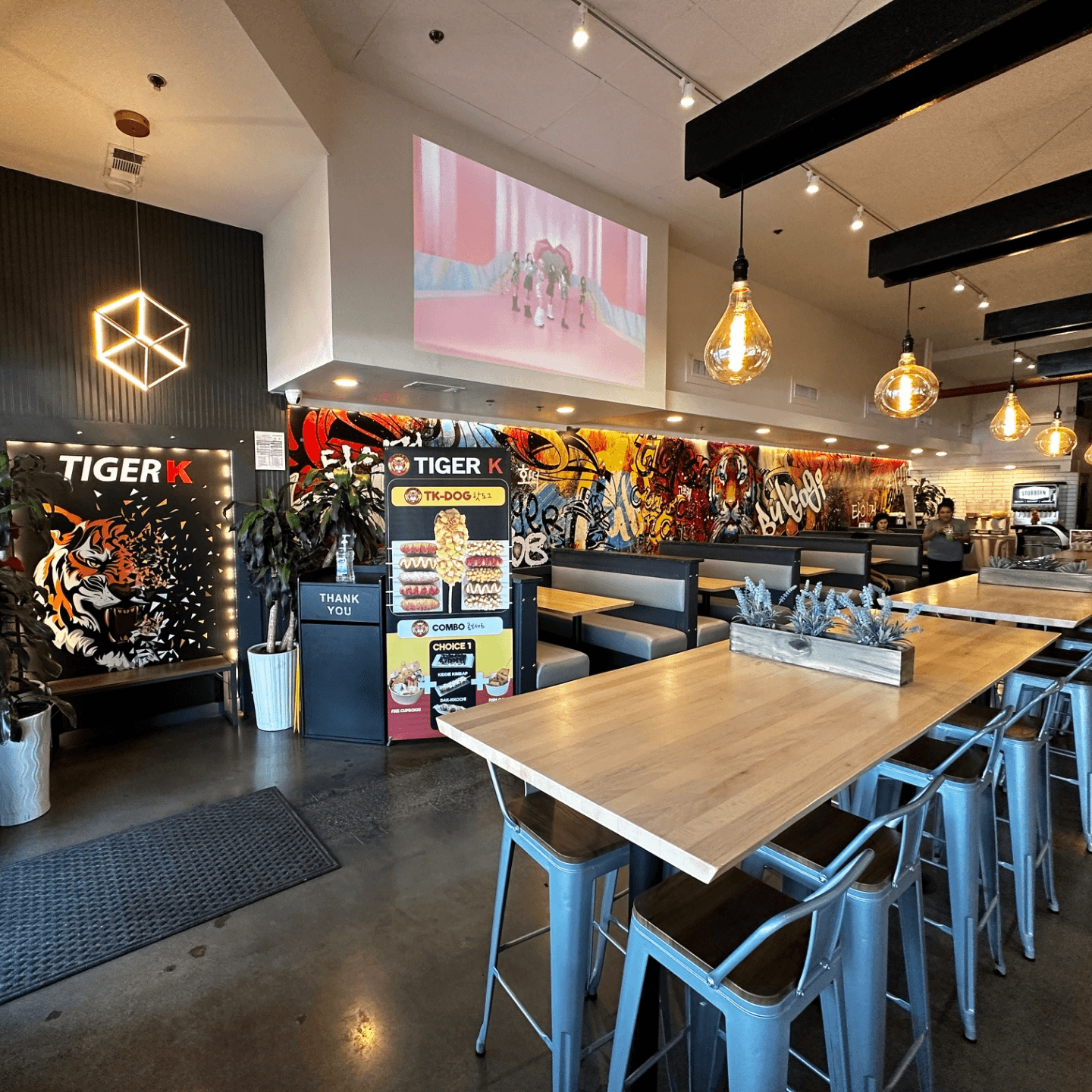 A Comfortable, Family-Friendly Place to Eat 🏠