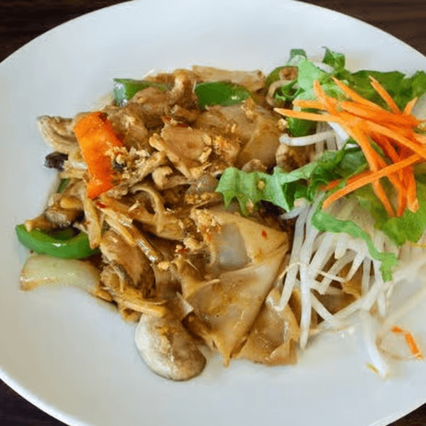 N4. *Pad Kee Mao* (Drunken Noodles).