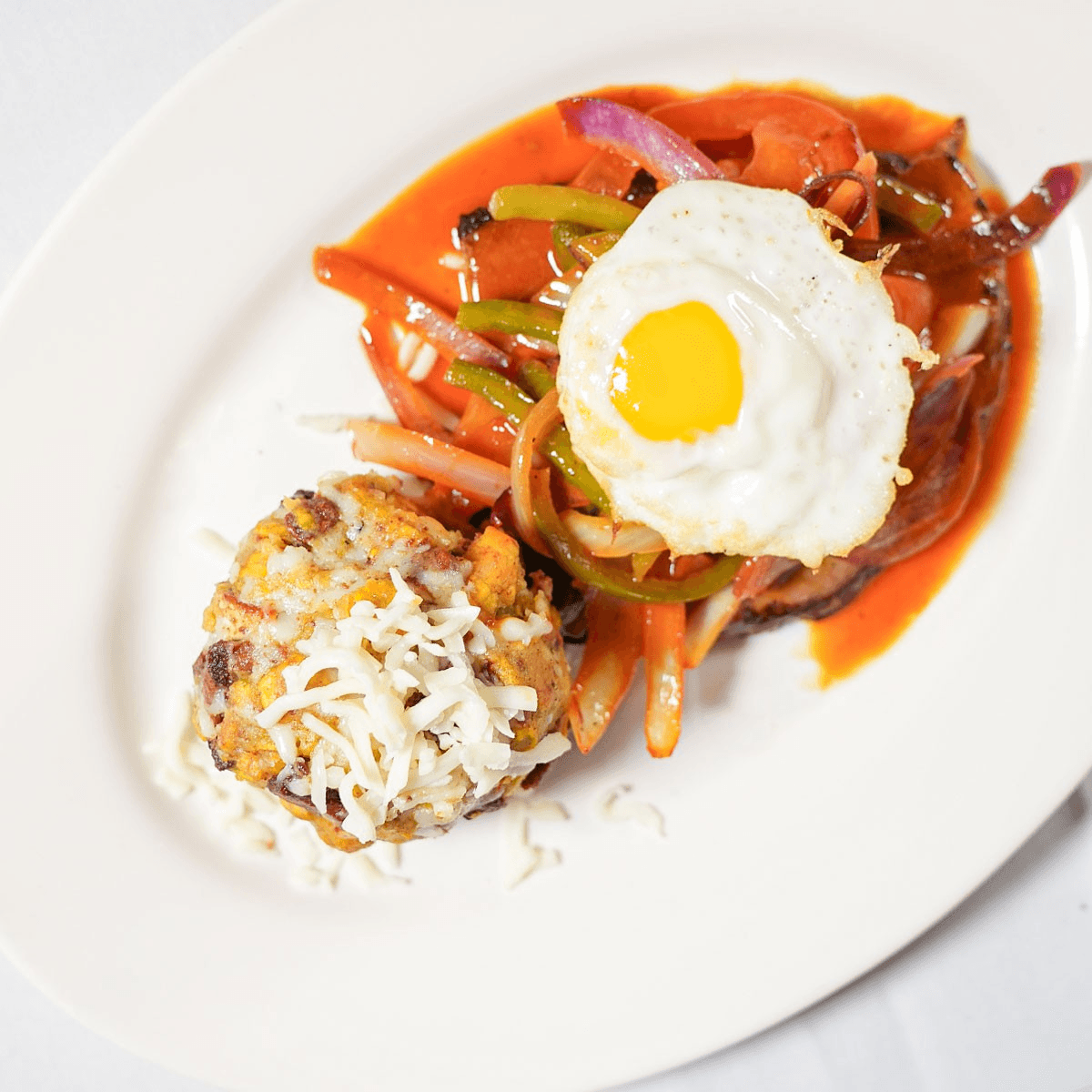 Bolón Mixto con Bisctec y Huevo Frito.