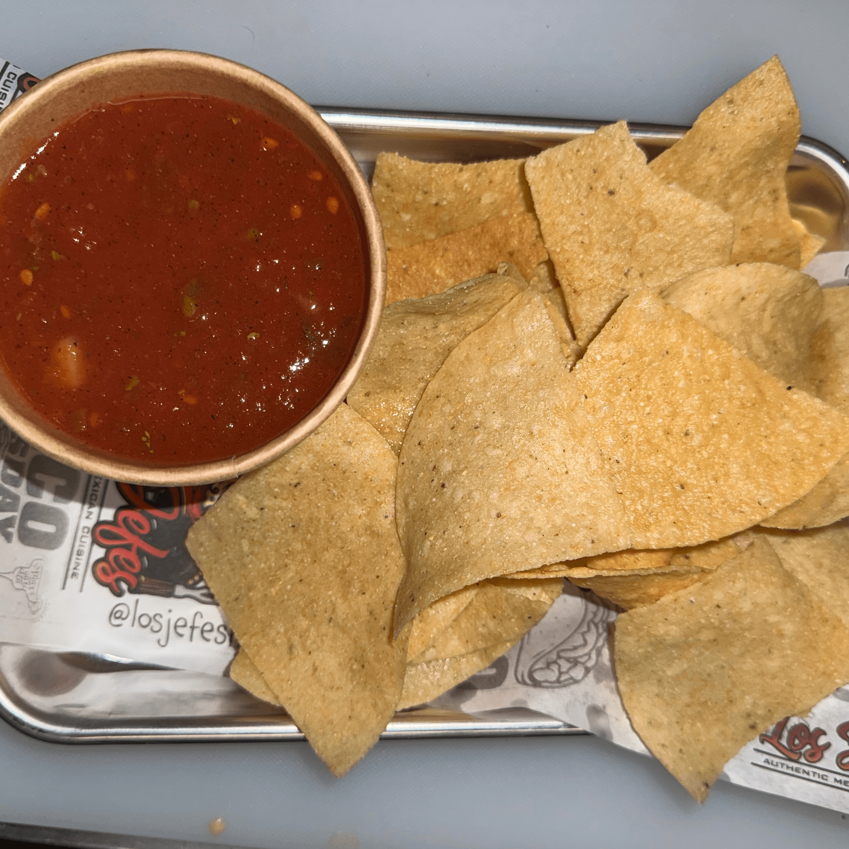 Salsa de casa & chips.