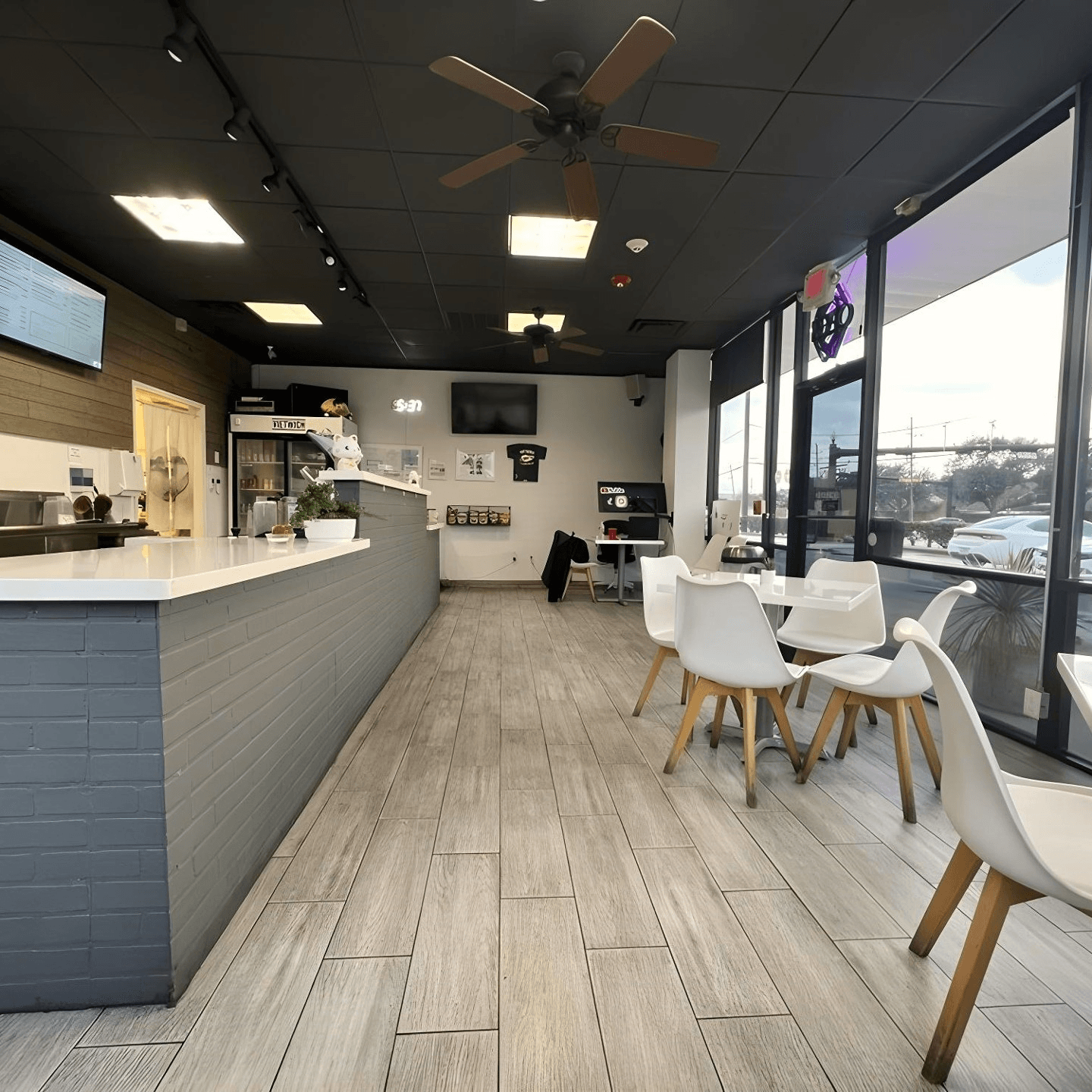 Relaxed Dine-In Experience