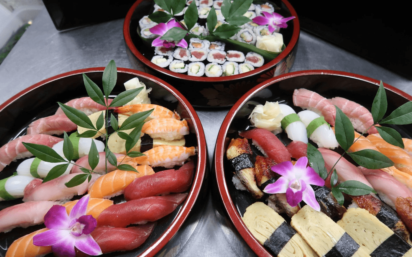 Tray Sushi Party Platter – Mixed Nigiri & Maki 