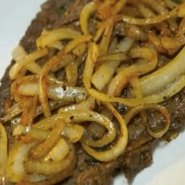 Bistec Encebollado 1/2 Tray.