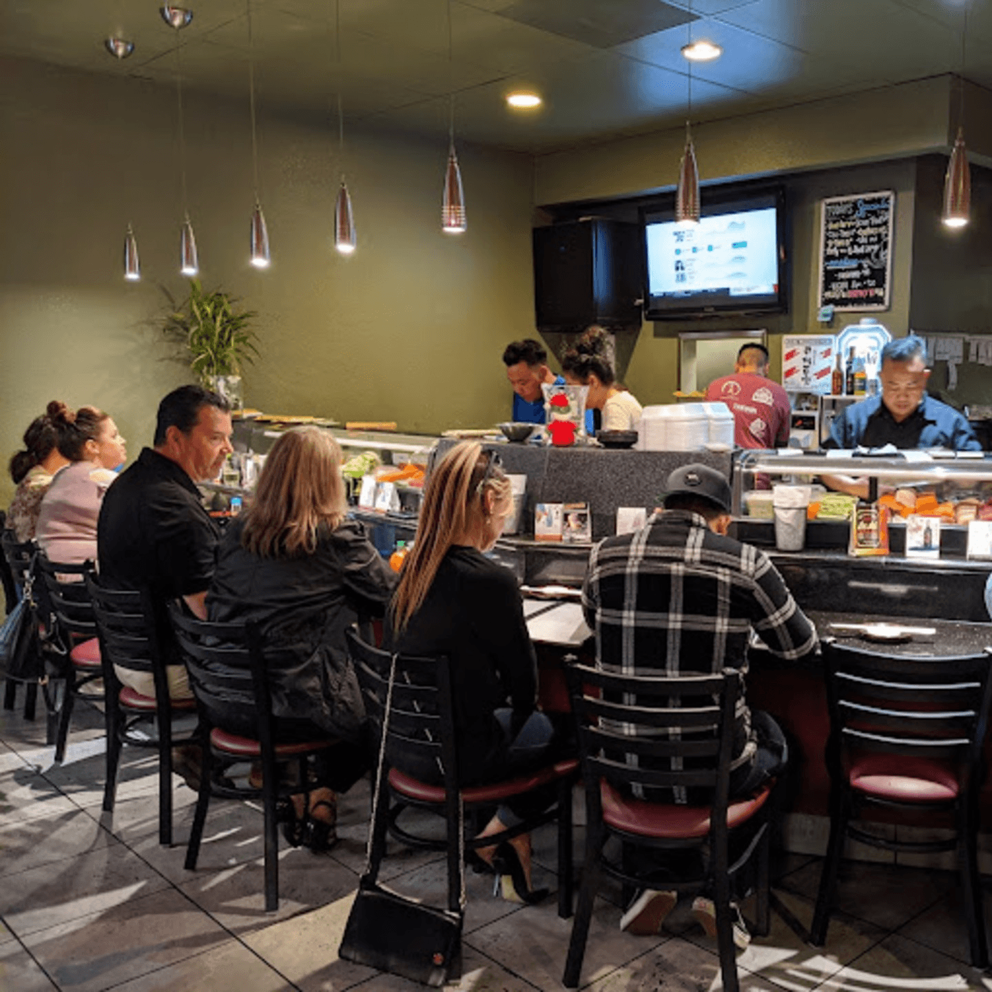 Come and Relax at Our Dine-In Area 🍜