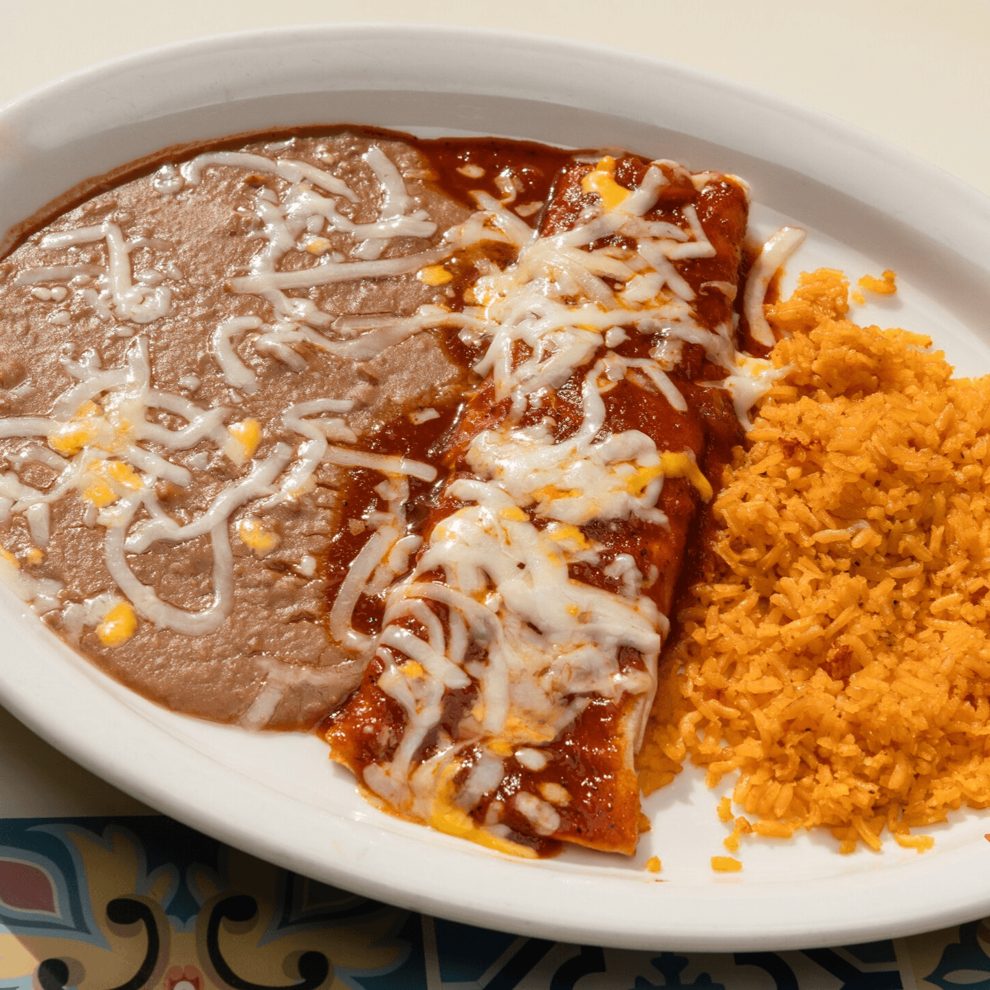 Cena De Enchilada Burrito / Enchilada Burrito Dinner.